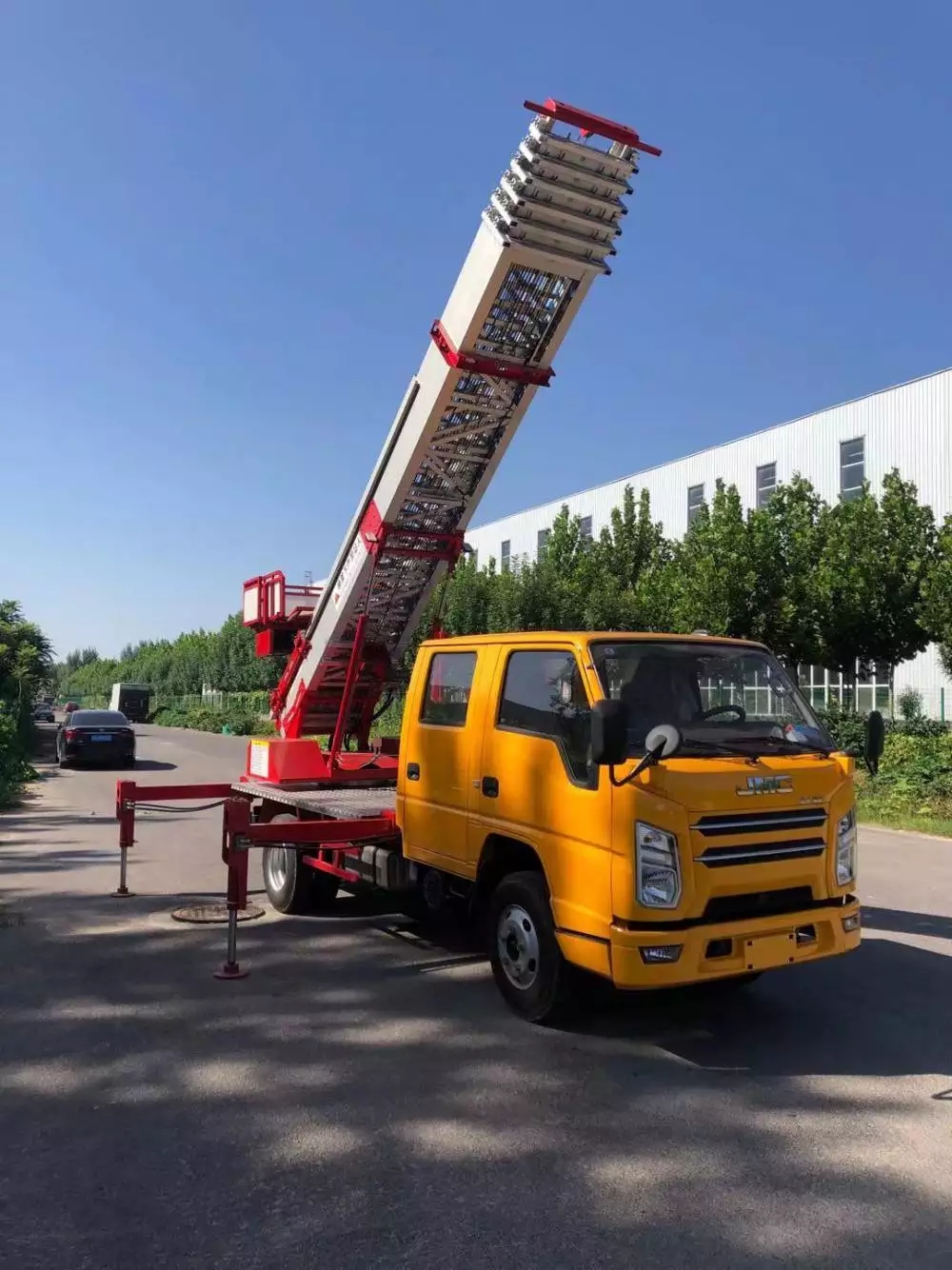 襄城附近的云梯车出租服务：轻松解决高空作业需求