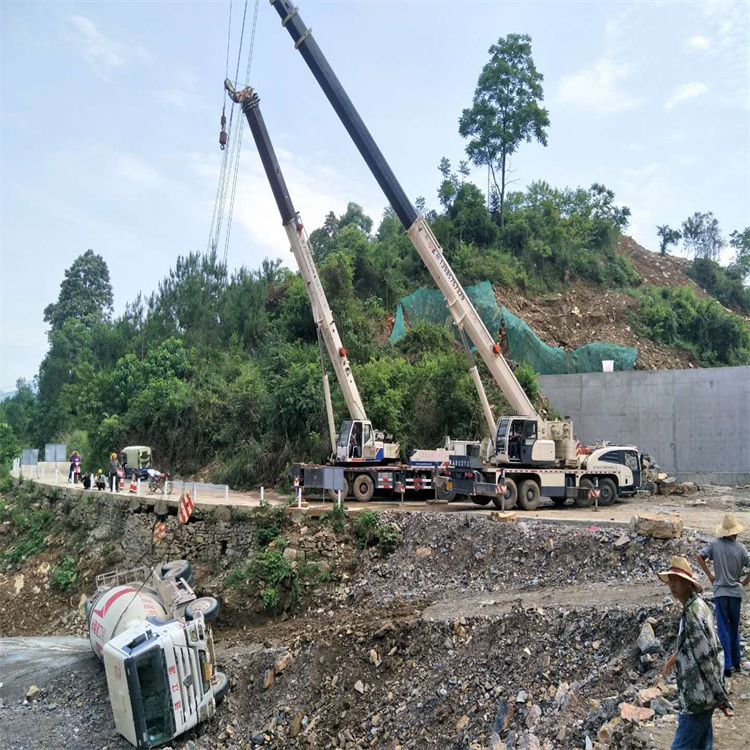 襄城汽车掉沟里叫吊车救援要多少钱